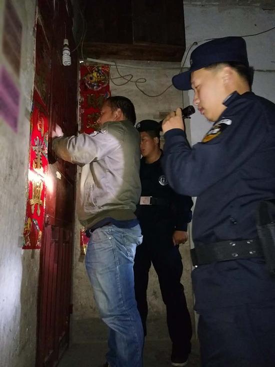 黄冈粗心妈妈误将幼女锁家中 